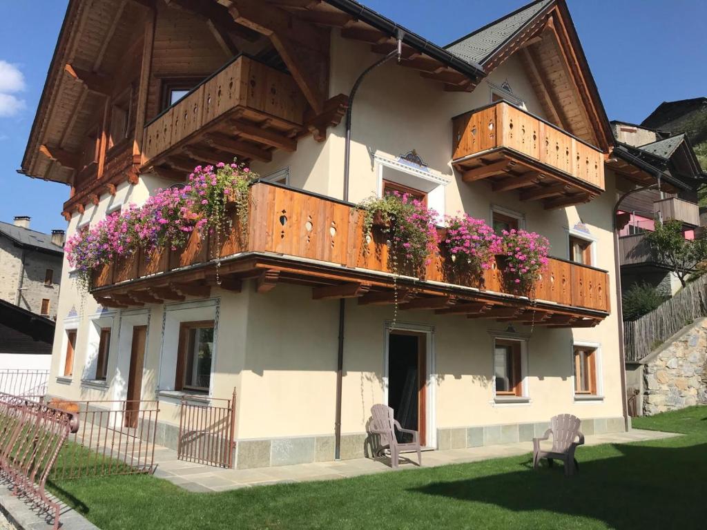 a building with flower boxes on the balconies at Baita Piazza in Valdisotto