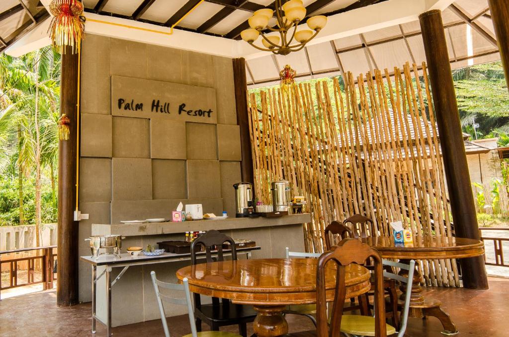 Restaurace v ubytování Palms Hill Resort