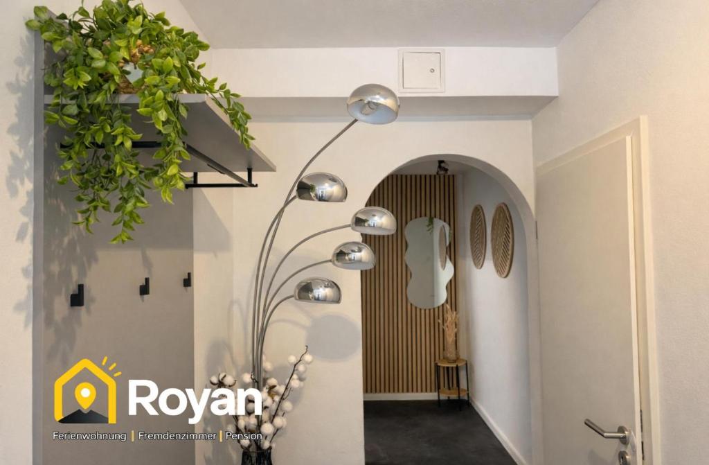 a room with a hallway with a potted plant at Royans Ferienwohnung in Günzburg