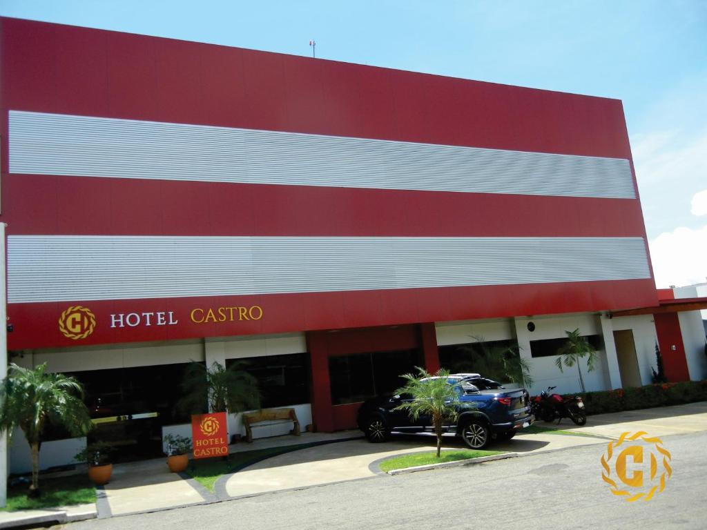 un'auto parcheggiata davanti a un hotel casinò di Hotel Castro a Palmas