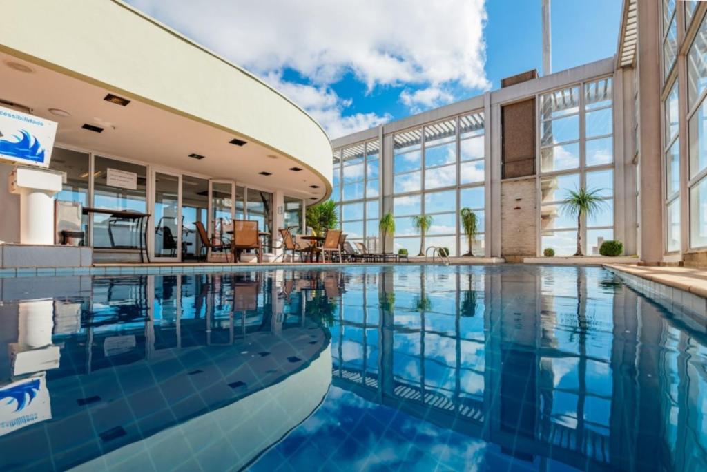 ein Bild von einem Schwimmbecken in einem Gebäude in der Unterkunft Intercity Campinas in Campinas