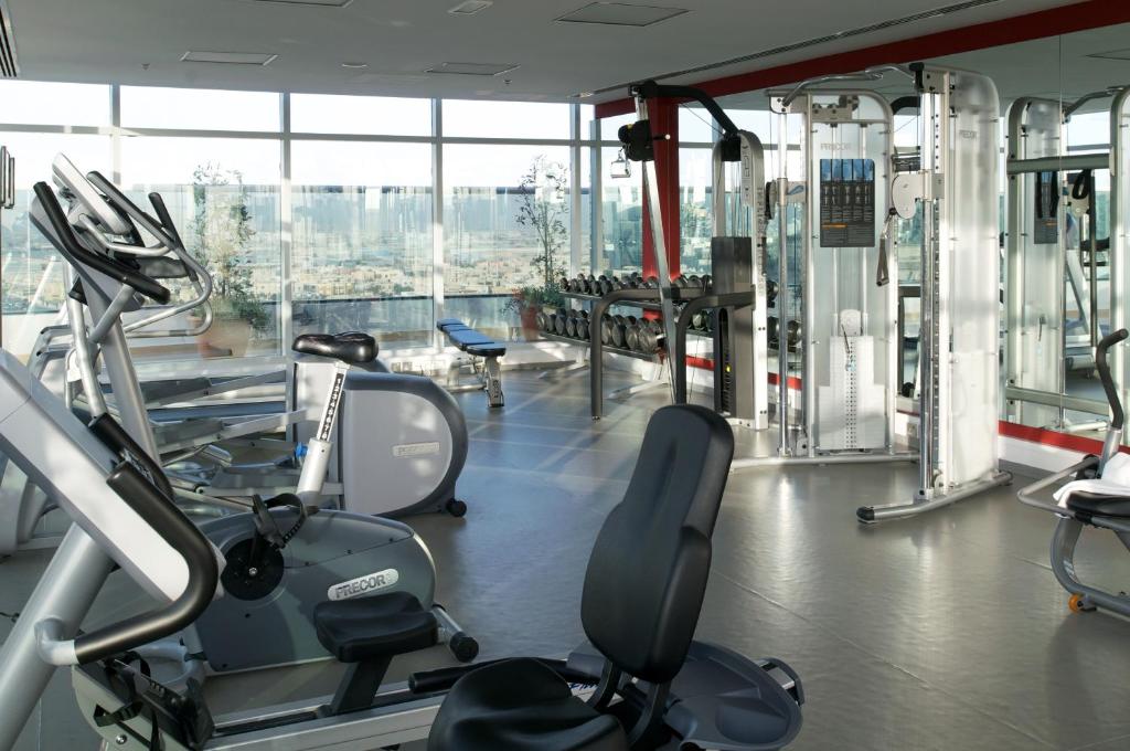 Fitness centrum a/nebo fitness zařízení v ubytování Montreal Barsha Hotel