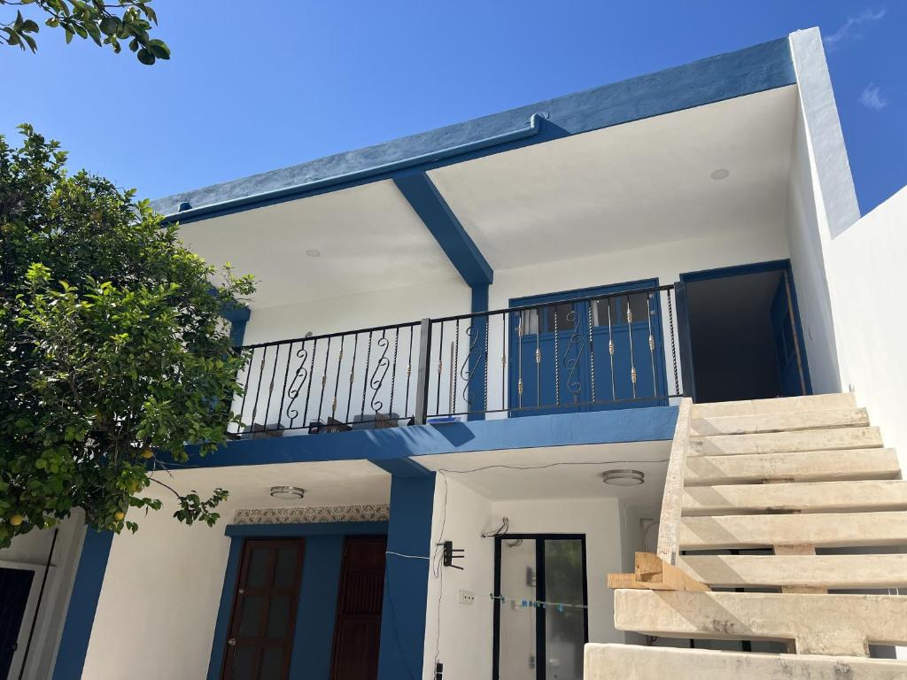 a blue and white house with a balcony at Casa Azul en Centro de Mérida in Mérida