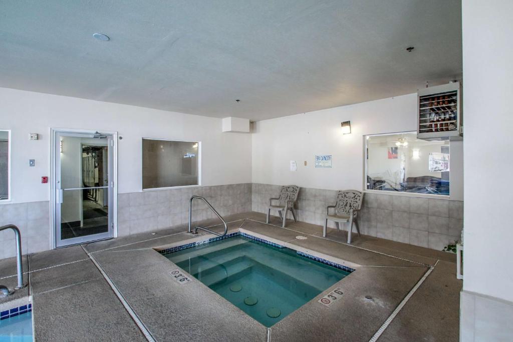 Bazén v ubytování Motel 6-Nephi, UT nebo v jeho okolí