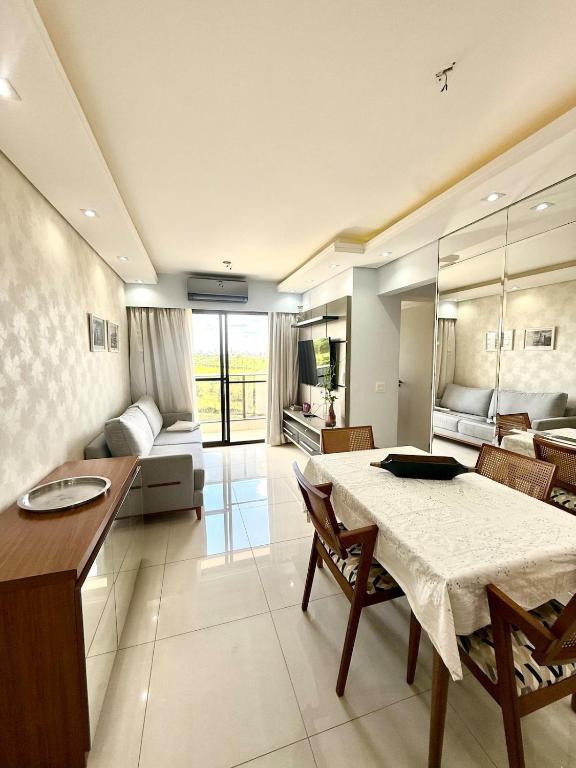 a large living room with a table and a couch at Detalhes que te convida a aproveitar in Sorocaba