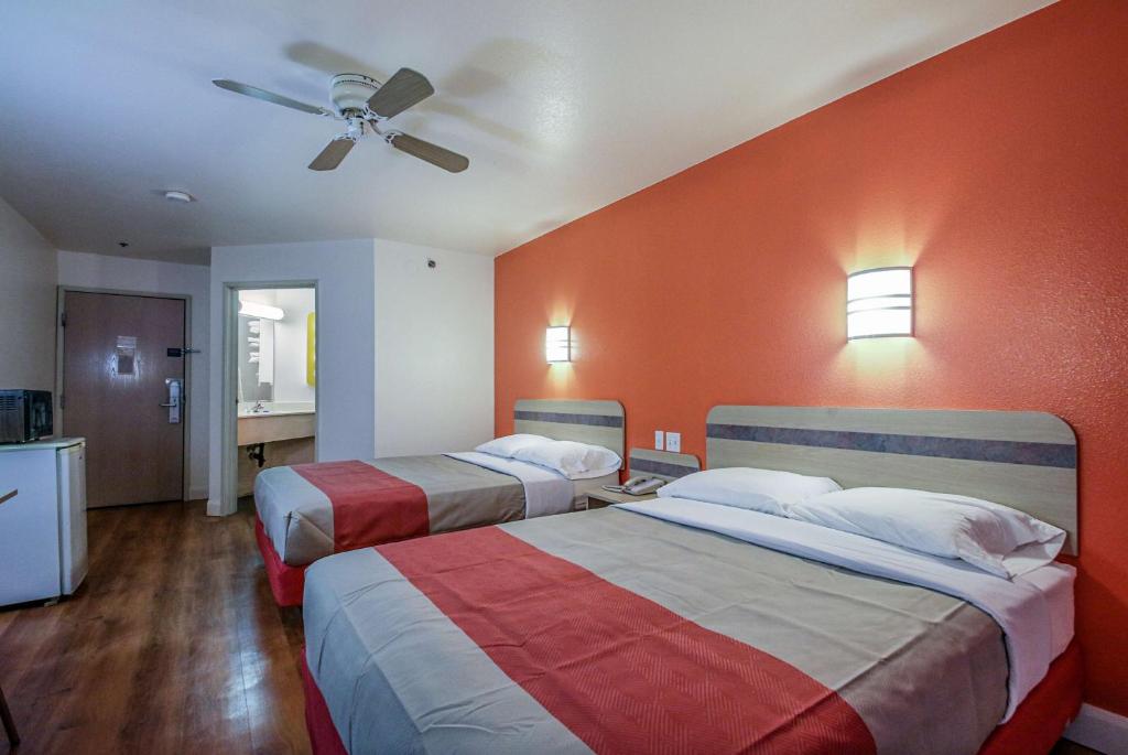 Postel nebo postele na pokoji v ubytování Motel 6-Nephi, UT