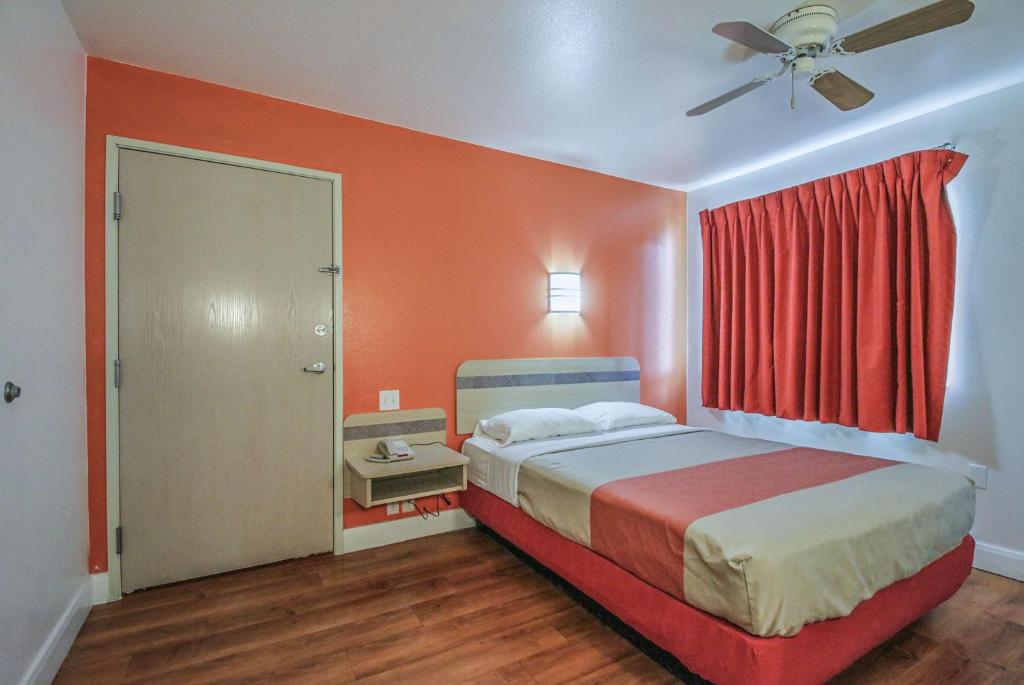 Postel nebo postele na pokoji v ubytování Motel 6-Nephi, UT