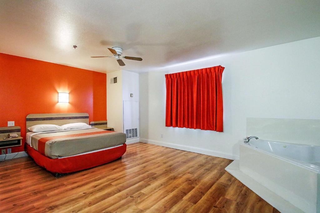 Postel nebo postele na pokoji v ubytování Motel 6-Nephi, UT