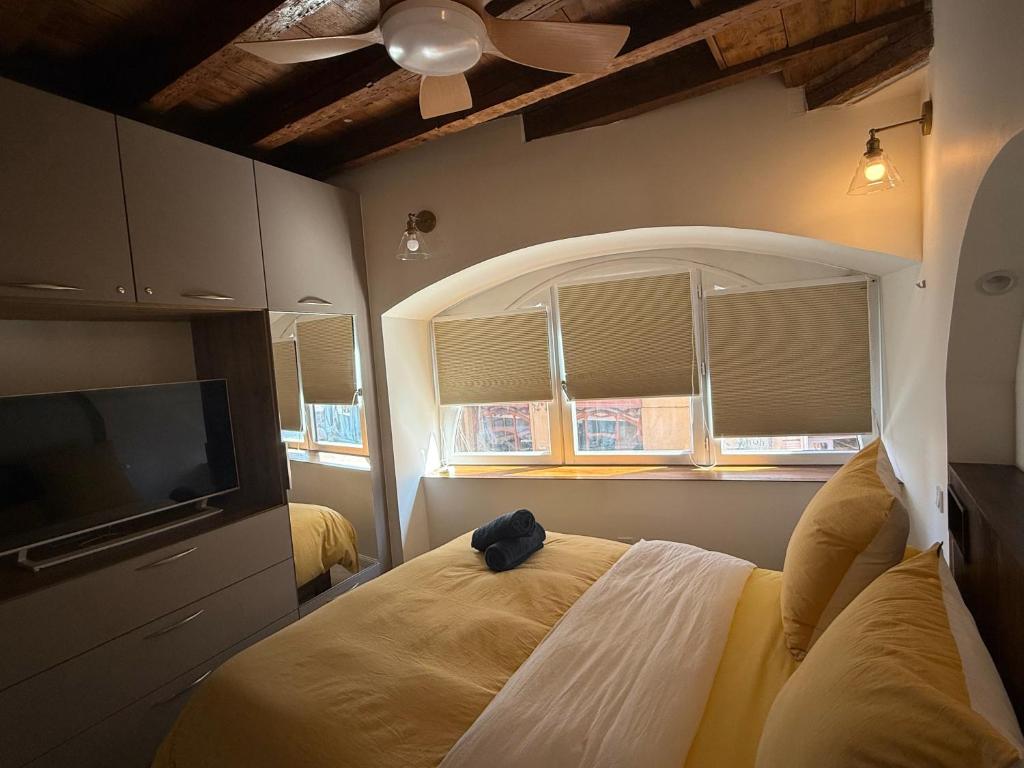 a bedroom with a bed and a flat screen tv at Appartement centre Toulouse Capitole in Toulouse