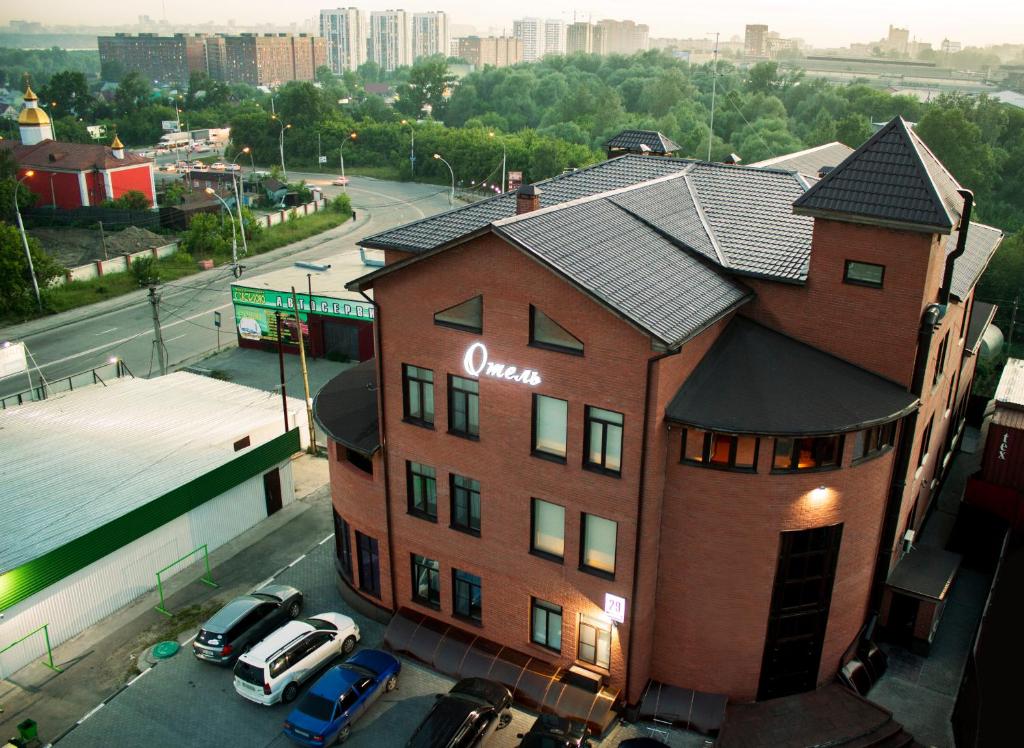 un gran edificio de ladrillo con un letrero de aania en él en DK Kompleks Hotel, en Novosibirsk