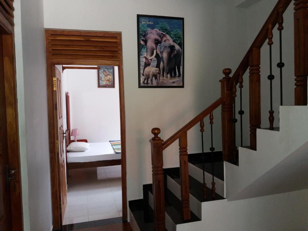 Postel nebo postele na pokoji v ubytování Canal Side Guest House Polonnaruwa