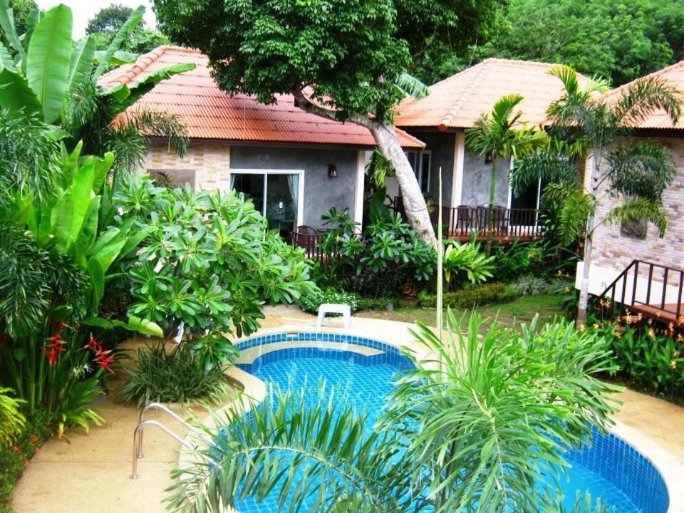 una casa con piscina en el patio en Pennapa Chalet en Chalong 