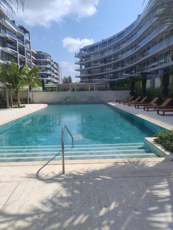 a large swimming pool with benches in front of a building at Manzanillo Loft Morros EOS in Cartagena de Indias