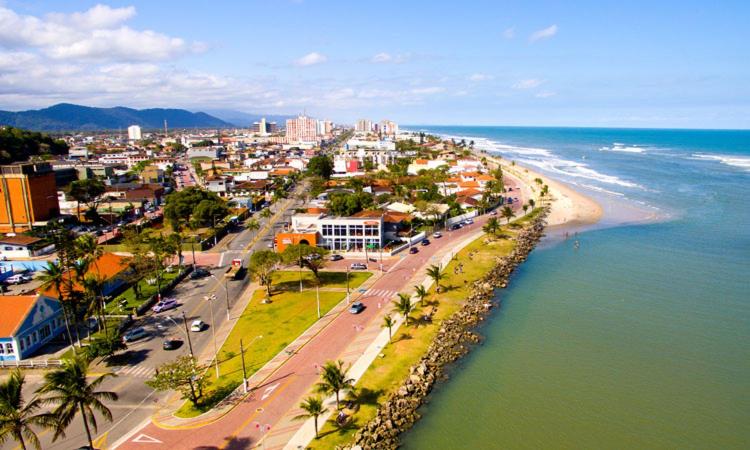 an aerial view of a beach with a city and the ocean at Pousada Realeza de Itanhaém in Itanhaém