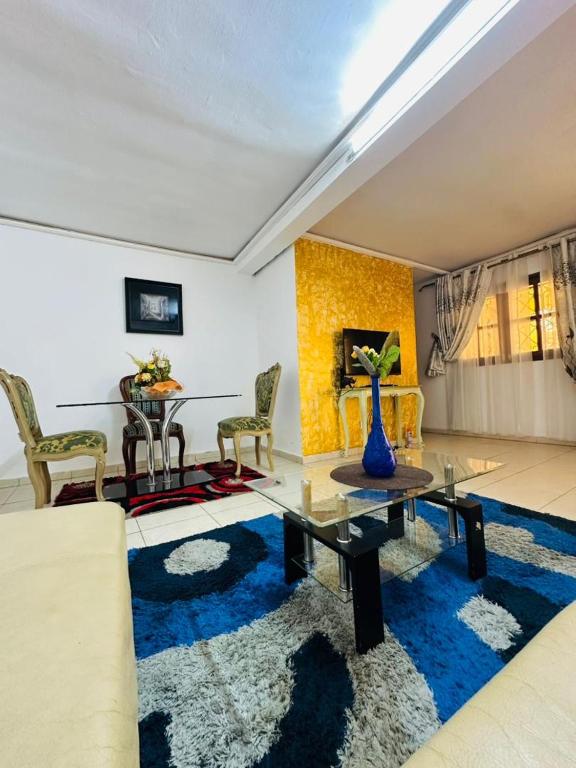 COSY House tesisinde bir oturma alanı
