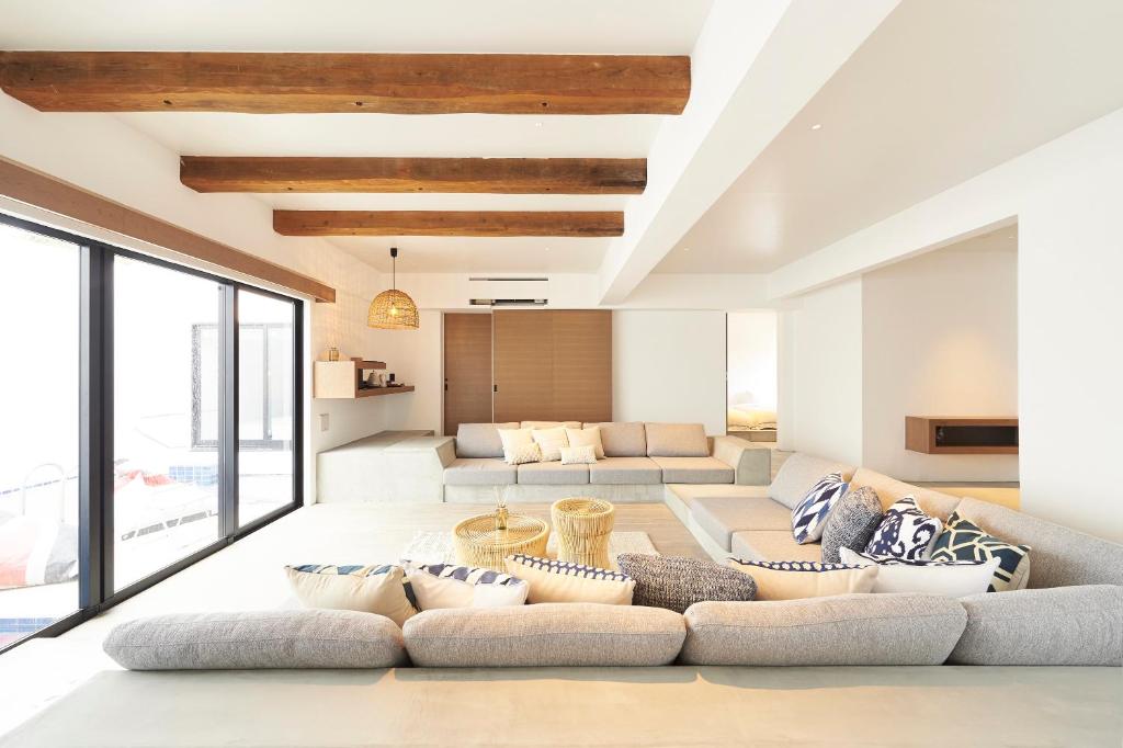 a living room with a couch and a table at Grand Bleu Gamin in Miyako-jima