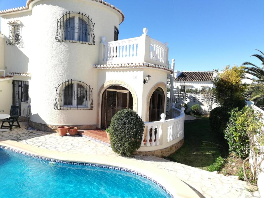 Villa moderne proche plage avec terrasse spacieuse