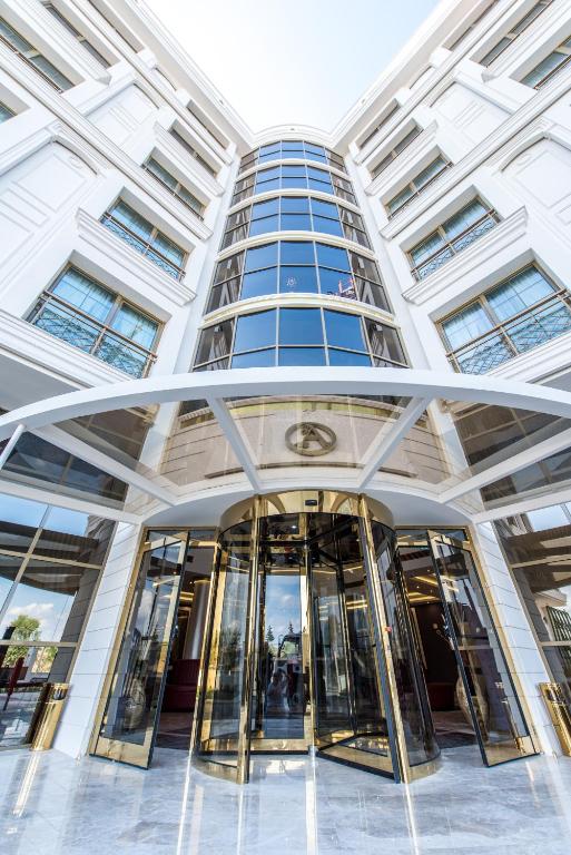 un edificio con una puerta giratoria delante de él en Altın Otel &amp; Spa Balıkesir, en Balıkesir