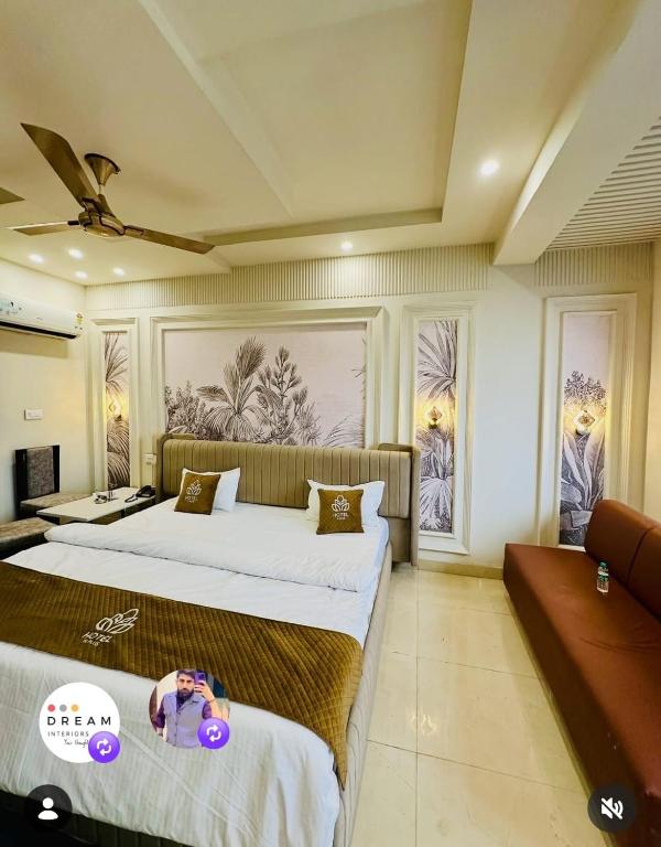 ein Schlafzimmer mit zwei Betten und einer Couch in der Unterkunft Hotel H Plus in Kurukshetra