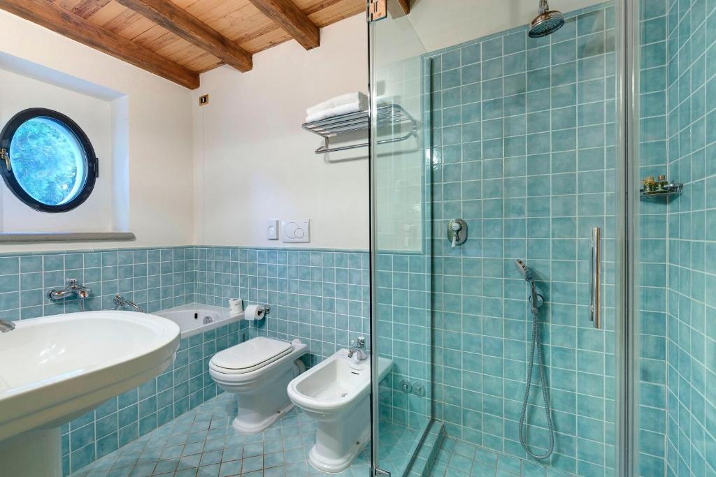 łazienka z toaletą, umywalką i prysznicem w obiekcie Villa Le Barone w mieście Panzano in Chianti