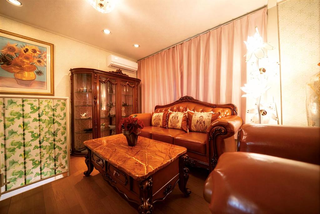 3-story building airport bus direct access JR Namba Station Kintetsu subway Shinsaibashi Dotonbori within walking distance