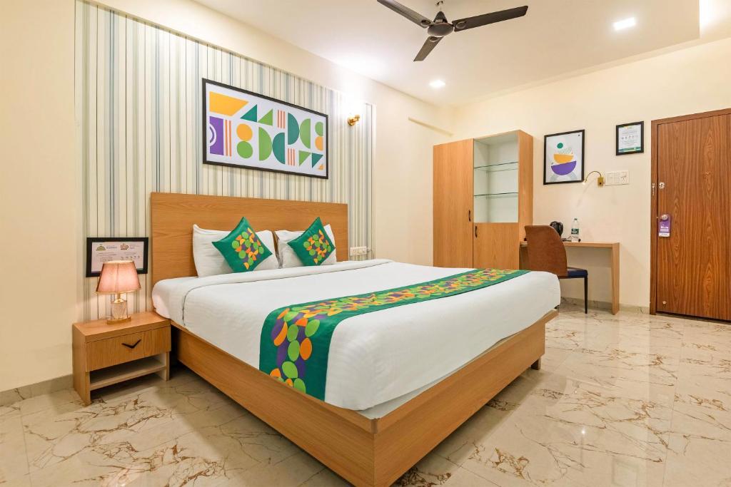 ein Schlafzimmer mit einem großen Bett und einem Schreibtisch in der Unterkunft Treebo Iris Executive, Hinjewadi in Pune