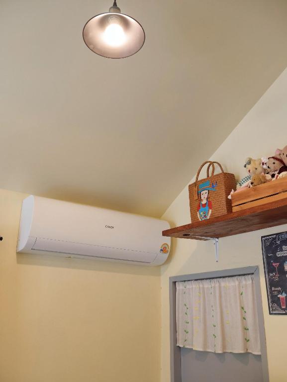 a room with a ceiling fan in a room at chananthida suyarach in Ban Mai Na Hi
