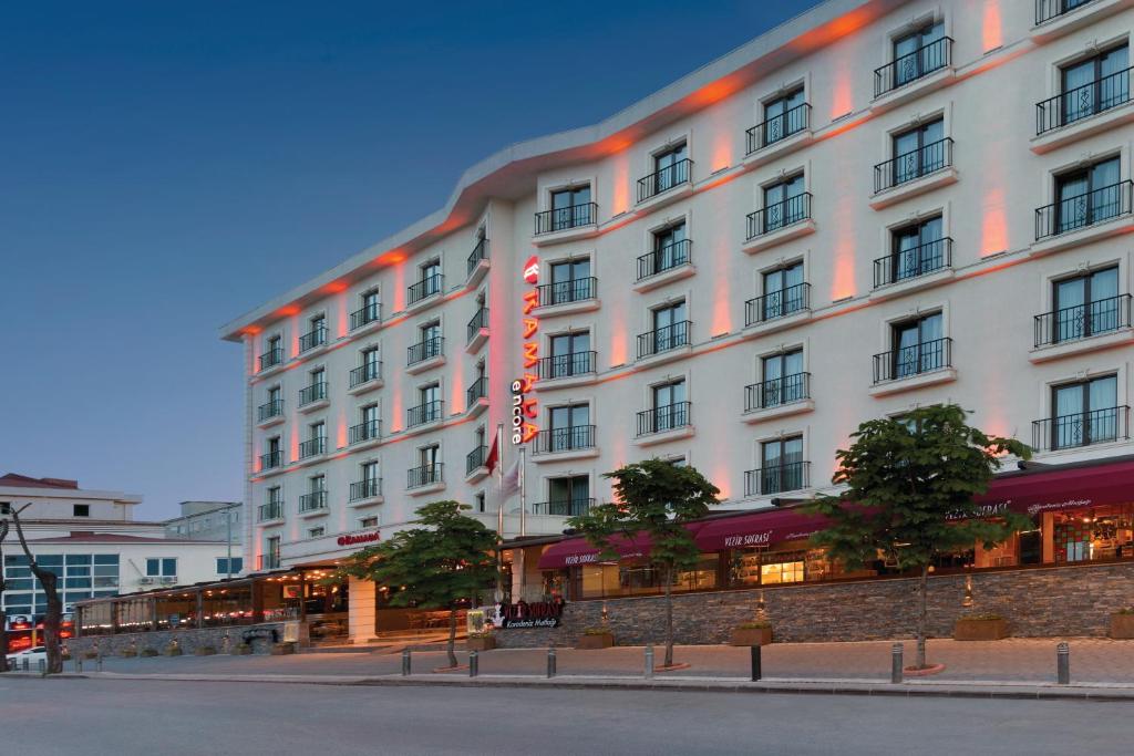 Ramada by Wyndham Istanbul Florya في إسطنبول: مبنى ابيض كبير عليه لافته