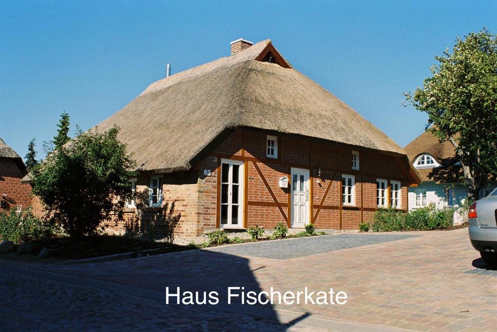 Groß ZickerにあるAlte Fischerkate und Möwennestの茅葺き屋根の大きなレンガ造り