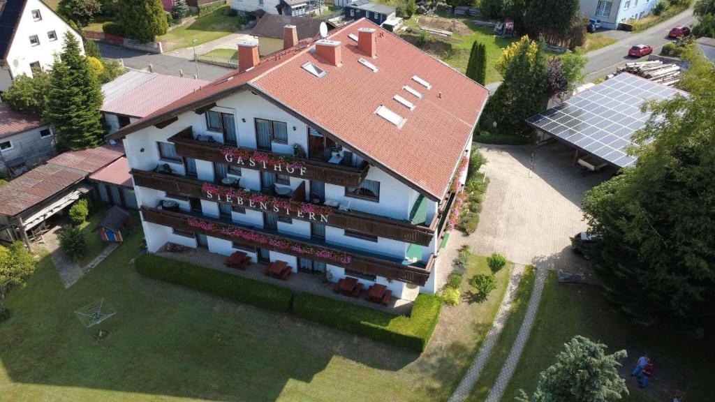 an overhead view of a house with a red roof at Gasthof Siebenstern in Röslau