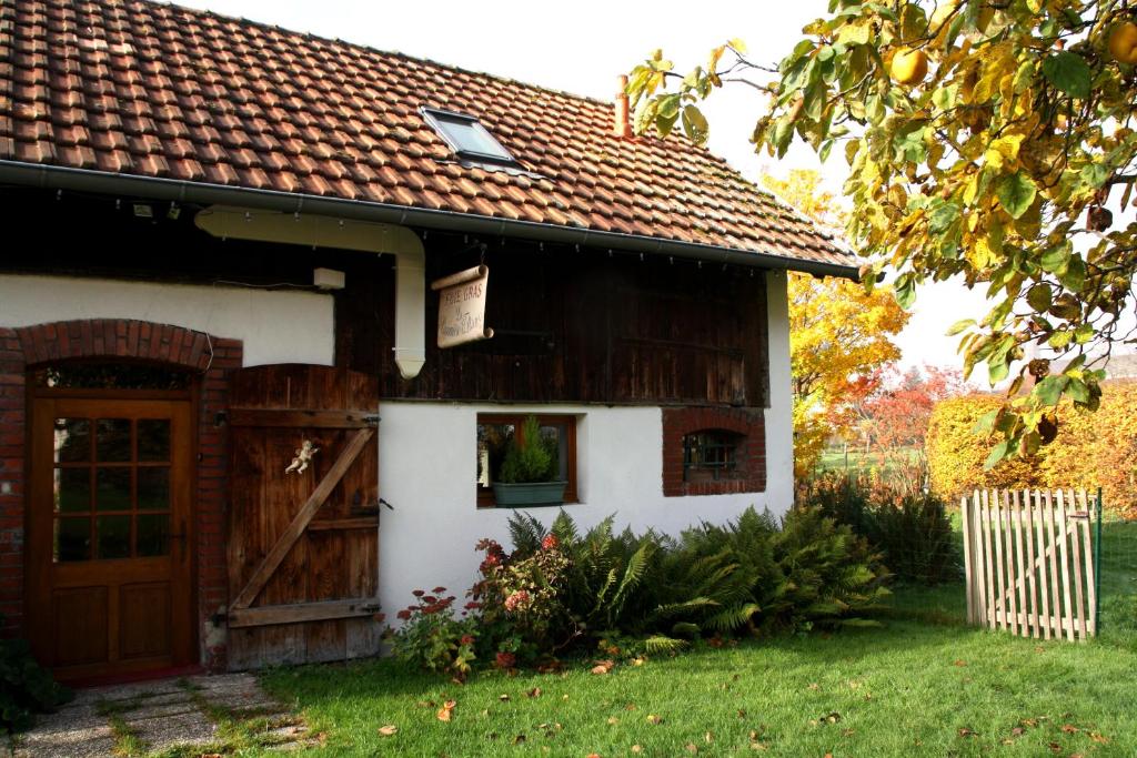 Casa blanca con puerta de madera y patio en La Grange de Jeanne, en Moosch