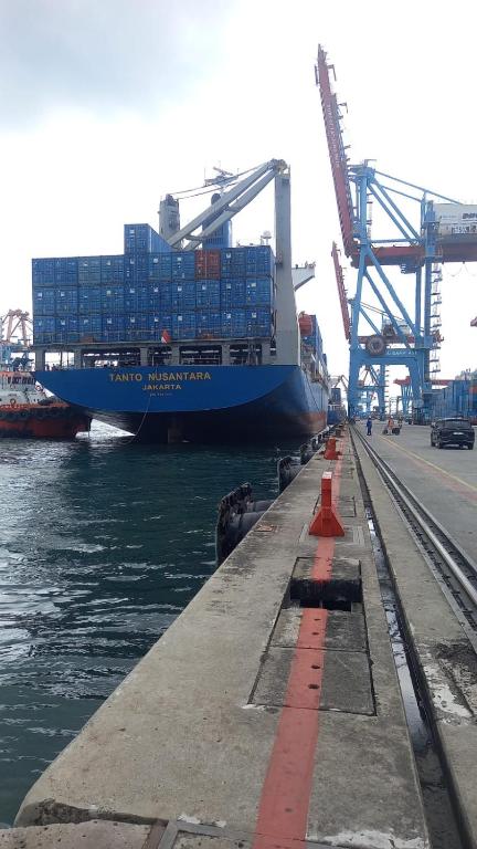 a large container ship is docked at a dock at Malu dahlia in Jakarta