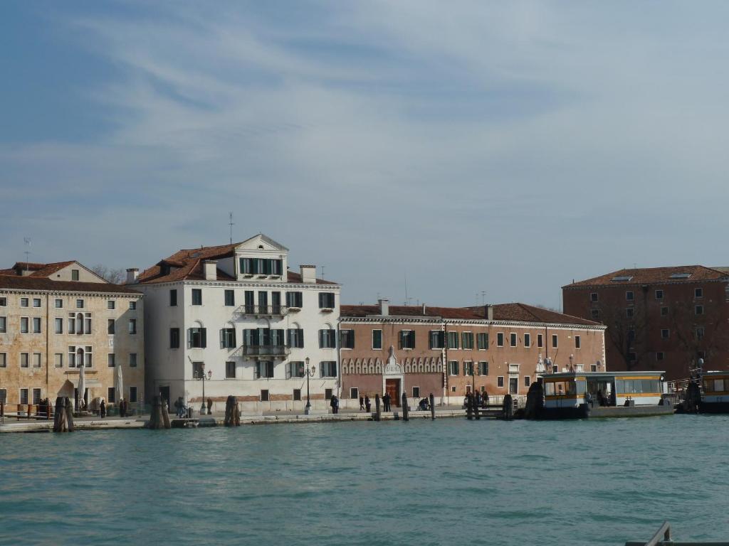 grupa budynków siedzących obok wody w obiekcie Venice Luca's house w Wenecji