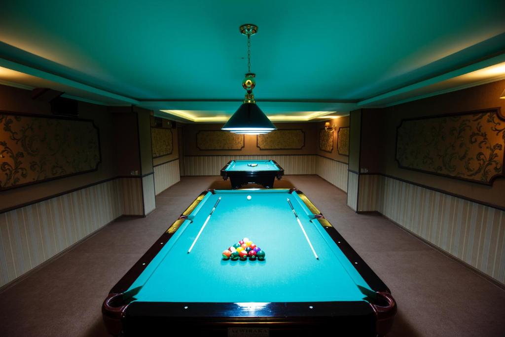 Biliár nebo kulečník v ubytování Cruise Hotel