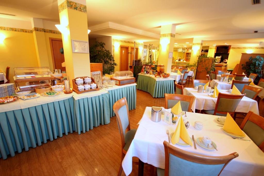 Reštaurácia alebo iné gastronomické zariadenie v ubytovaní Carinthia Stadthotel