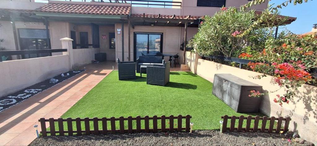 a yard with green grass and a house at Casa Vale in Majanicho