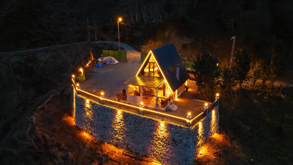 ein Bild von einem Haus mit Lichtern in der Unterkunft Tenta bungalov in Rize