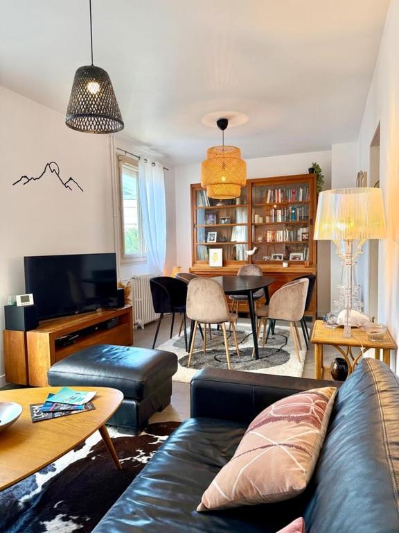 a living room with a couch and a table at Le Chapelloise Ligérienne in La Chapelle-Saint-Mesmin
