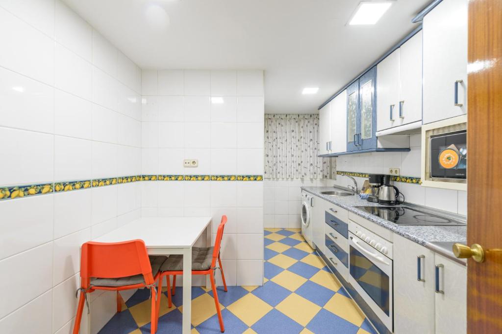 Spacious flat - train station 500m away