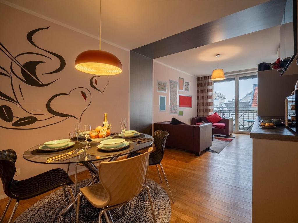 2 Bedroom Apartment with Terrace near Naschmarkt Metro U4