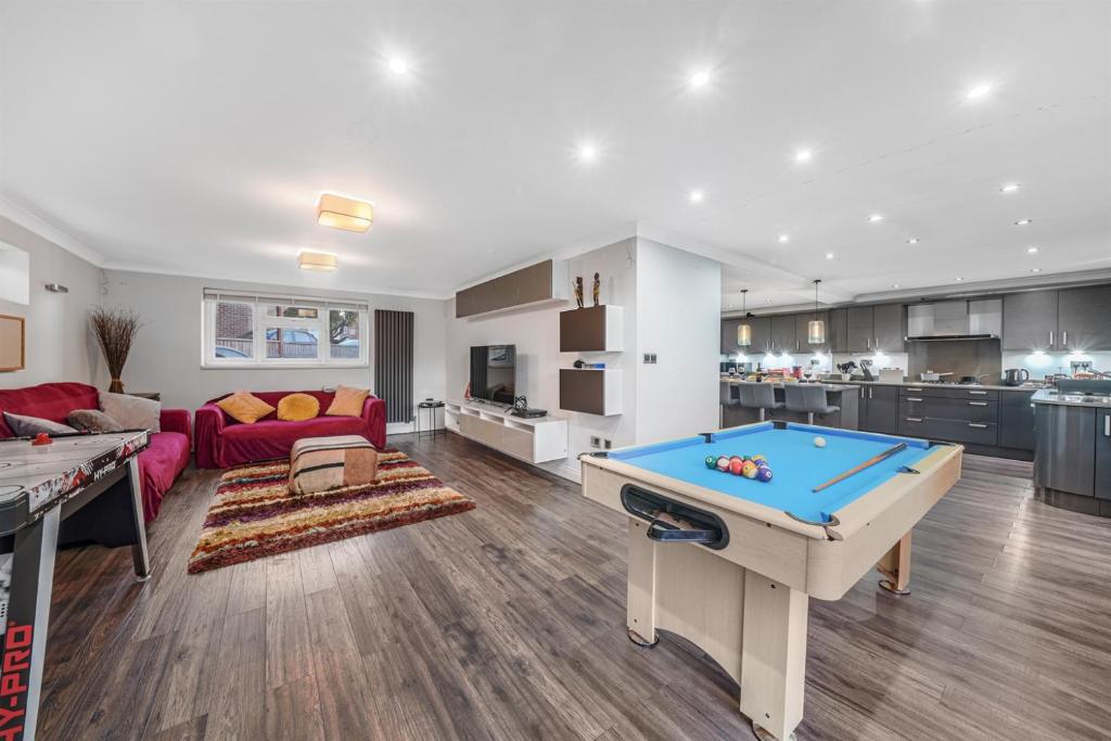 a living room with a pool table in it at 4 BR 6 Beds 3 Bath PS4, Pool Table Parking x4 Close to Legoland & Windsor in Maidenhead