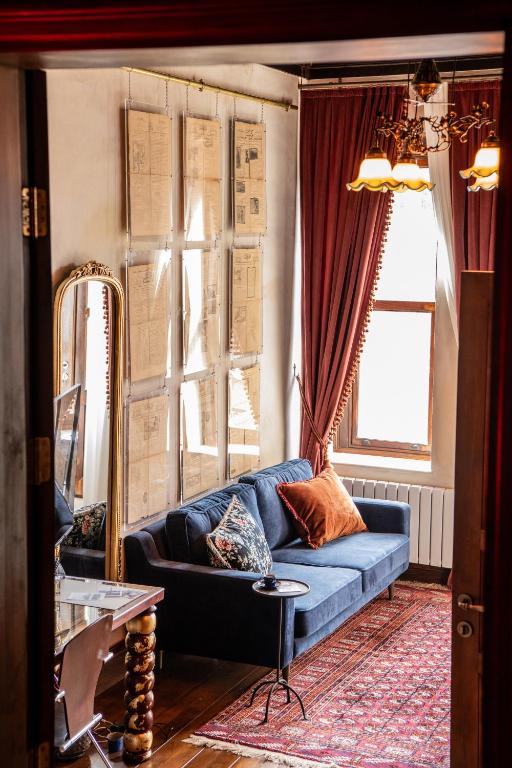 O zonă de relaxare la The Yard Hotel