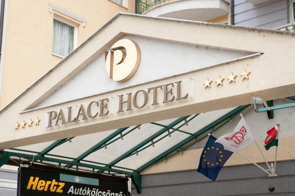 a sign for a place hotel on a building at Palast Wellness Appartement in H&eacute;v&iacute;z