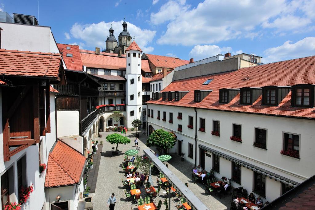 einen Blick über eine Stadtstraße mit Gebäuden in der Unterkunft Hotel Brauhaus Wittenberg in Lutherstadt Wittenberg