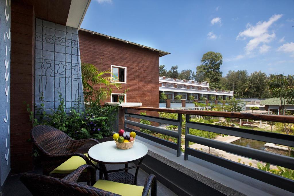 Un balcón o terraza de Purple Palms Resort & Spa