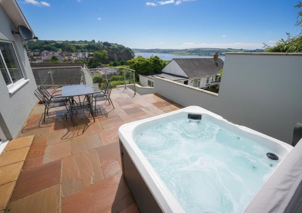 Lloret- Modern retreat with Castle views and private Hot Tub - Housity