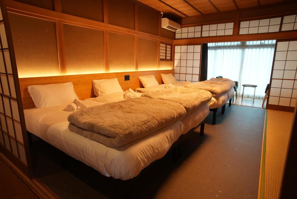 a row of beds lined up in a room at 侘然 - Wabizen - in Ikeda