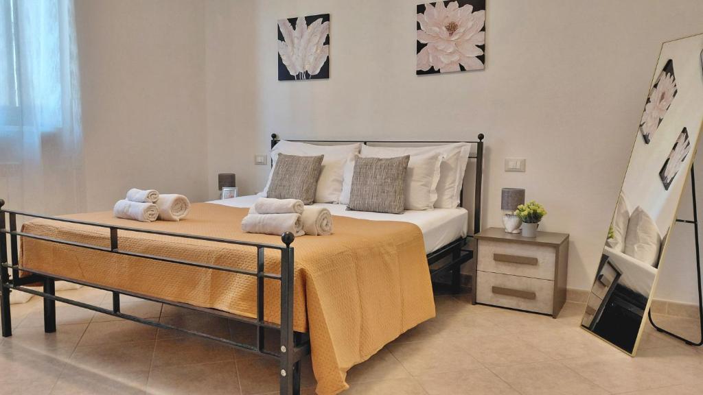 a bedroom with a bed with towels on it at Agave in Olmedo