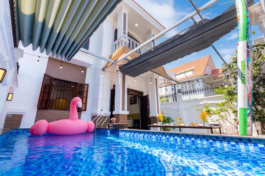 a pink inflatable swan in the swimming pool of a house at Villa 25 Lạc Long Quân in Vung Tau