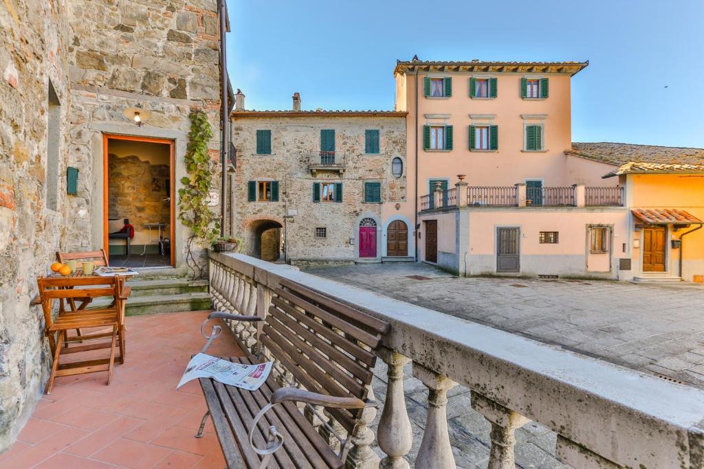 un balcon avec un banc et certains bâtiments dans l'établissement Il Pigionale, à Pergine Valdarno